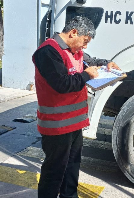 Guardia SEPROC registrando control de vehículos
